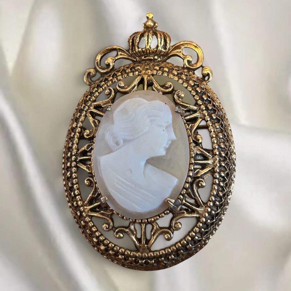 FLORENZA Carved Shell Cameo Brooch